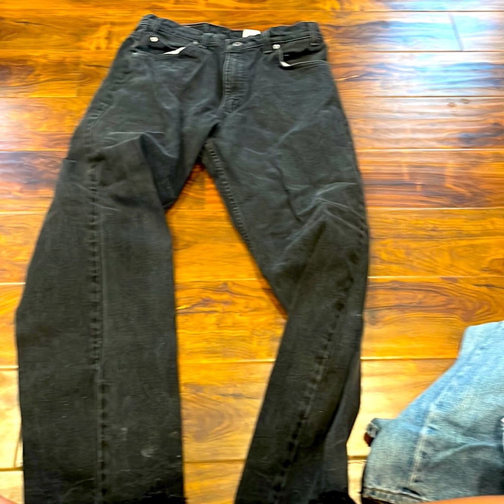 Black Levi’s 550 relax taper leg